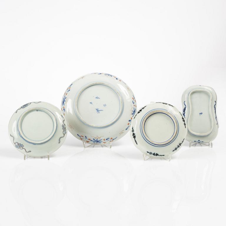 Fat och tallrikar, 14 stycken, porslin, Japan, Meiji (1868-19.