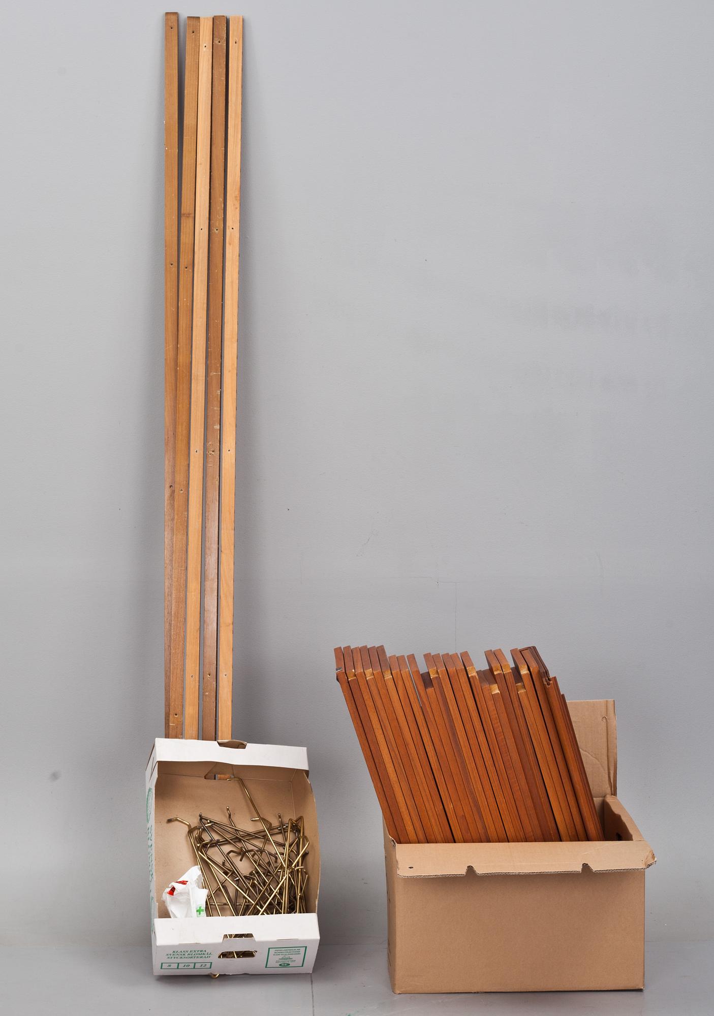 HYLLSYSTEM, 26 hyllplan, 5 lister, konsoler samt beslag, "Royal system", Paul Cadovius, Danmark, 1900-talets mitt.