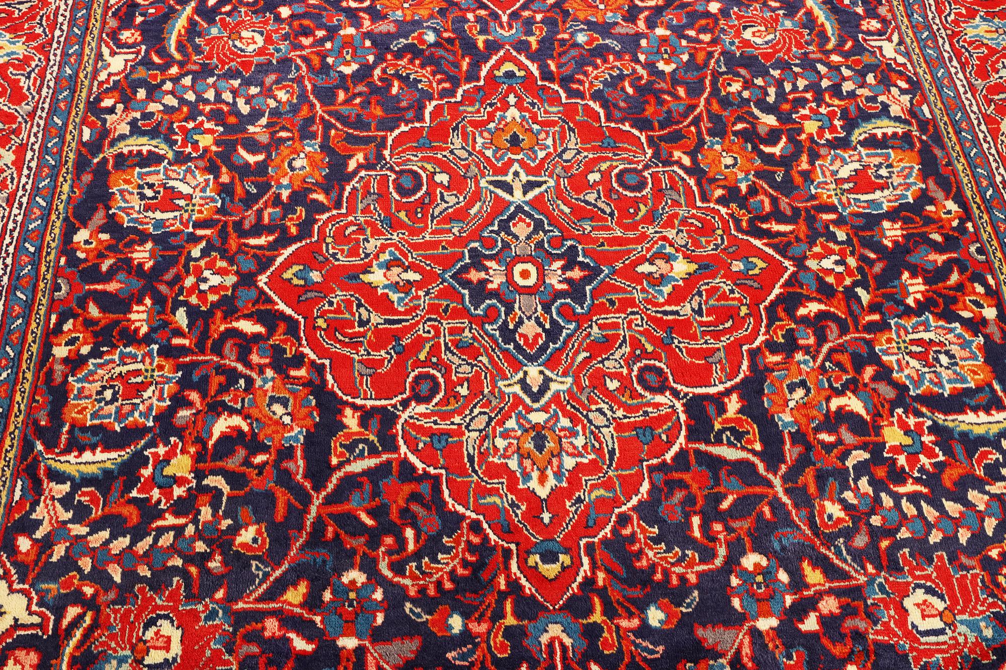 A Bakhtiari carpet, c. 321 x 210 cm.