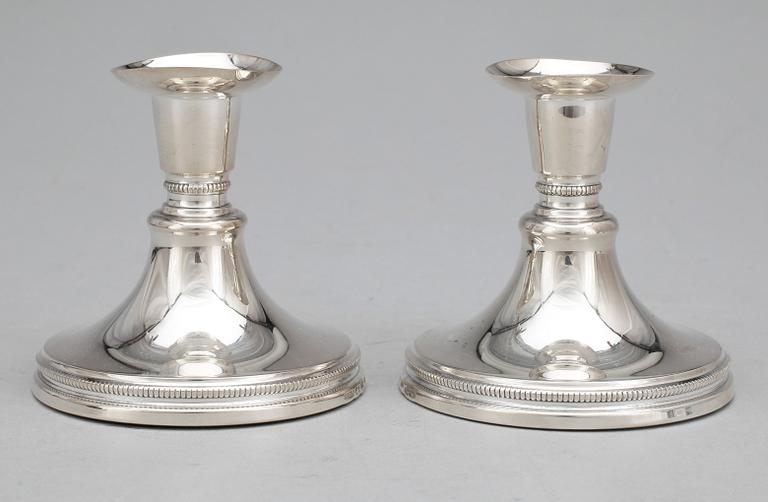 LJUSSTAKAR, ett par, silver, Eric Löfman, MEMA, Uppsala 1999.