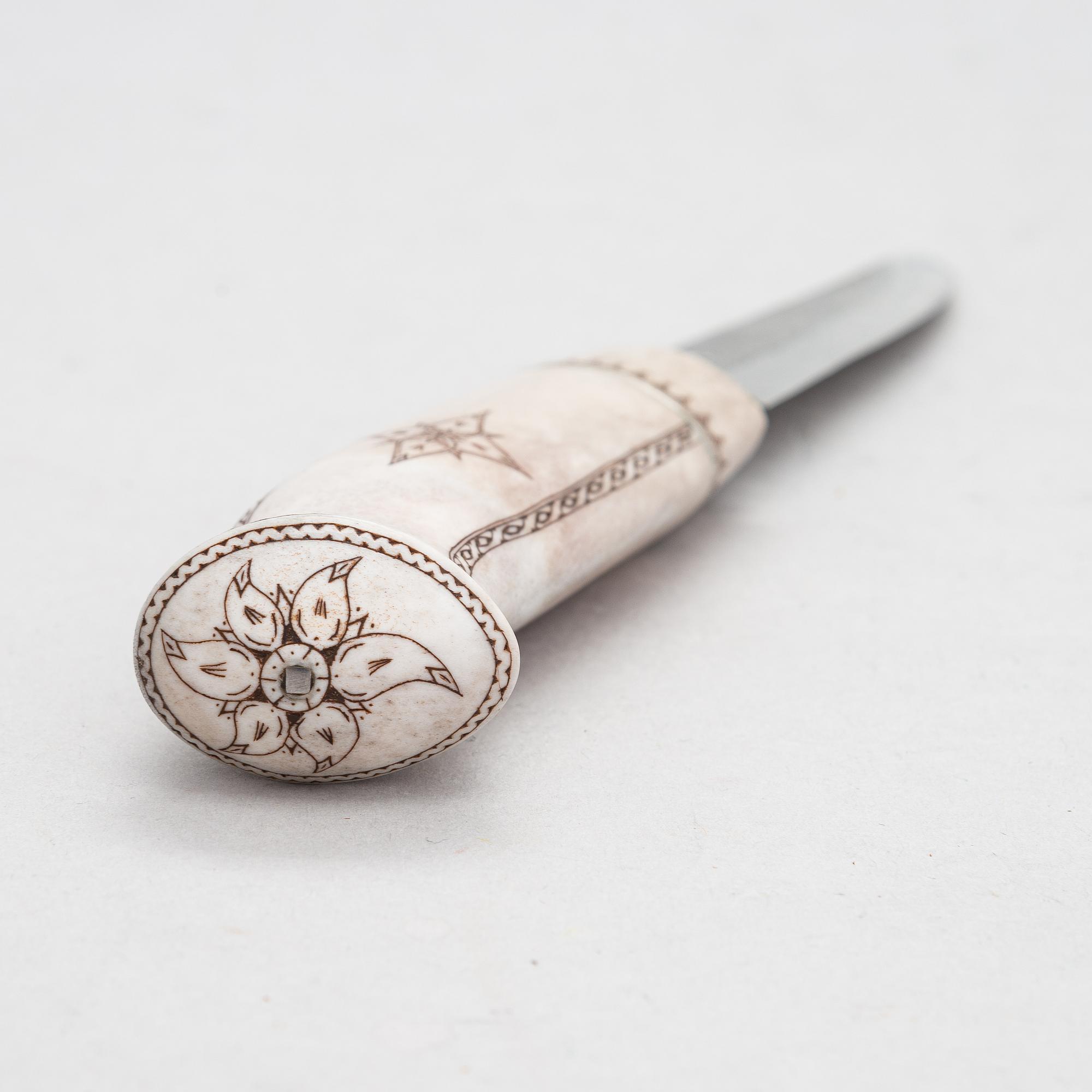 Puolisarvipuukko, signeerattu Ola Landin, terä Conny Persson, saamenkäsityö / duodji, 1900-luvun toinen puolisko.