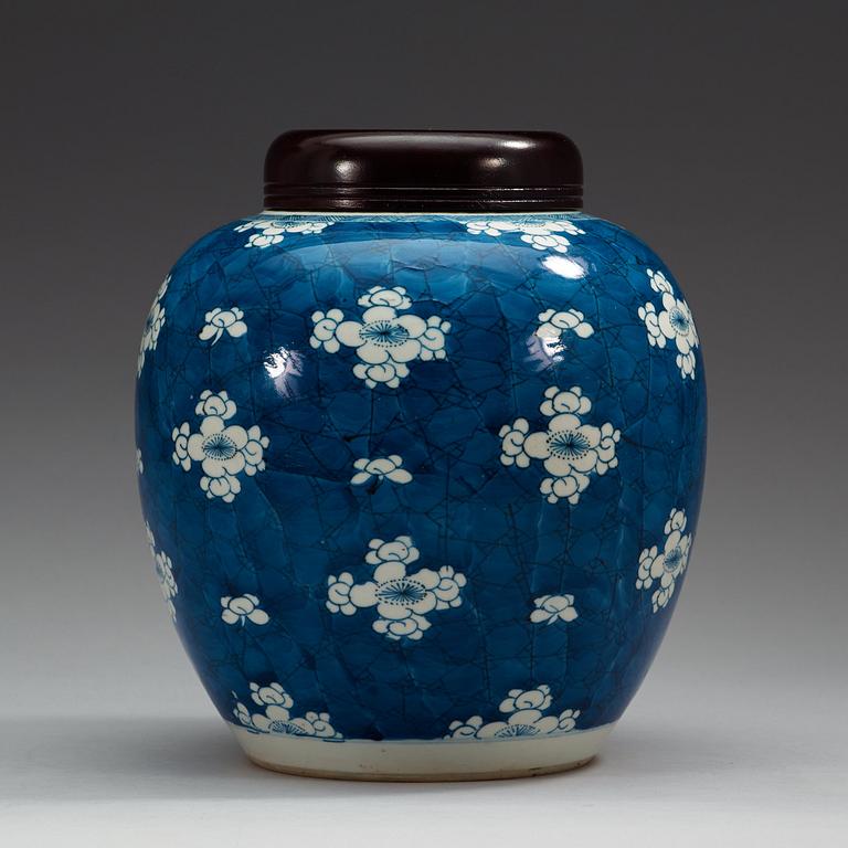 A blue and white jar, Qing dynasty, Kangxi (1662-1722),