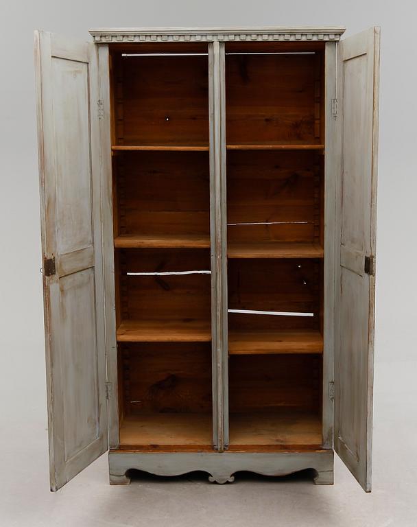 KLÄDSKÅP, omkring år 1900.