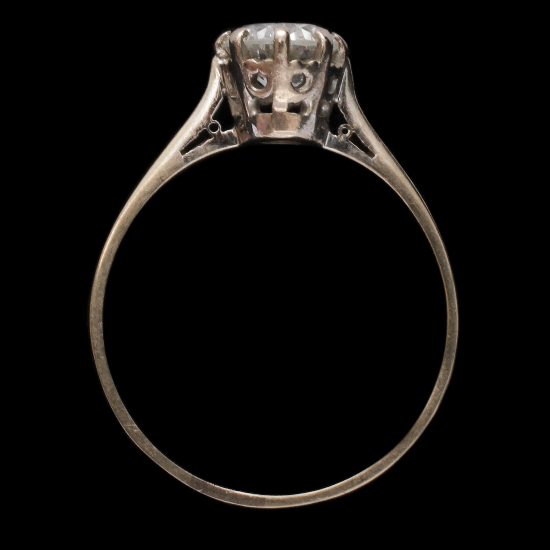 RING, 18k vitguld med briljantslipad diamant, 0.85 ct, 1900-talets andra kvartal. Vikt 2 g.
