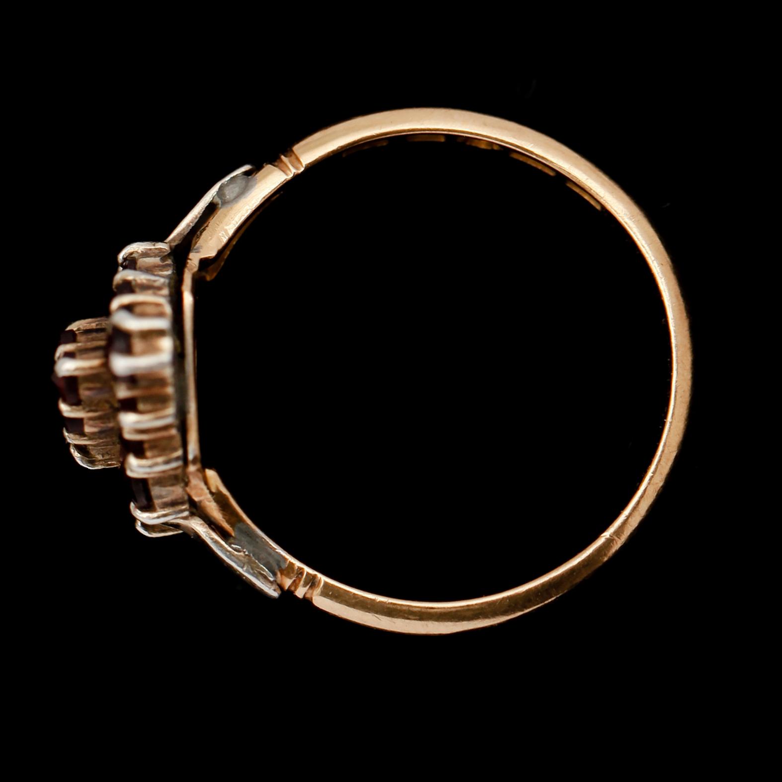 RING, 18 k guld, med granater.
