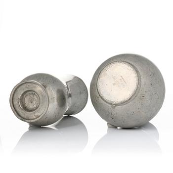 Nils Fougstedt, a set of two vases, Fabriksaktiebolaget Kronsilver, Stockholm, 1933-34.