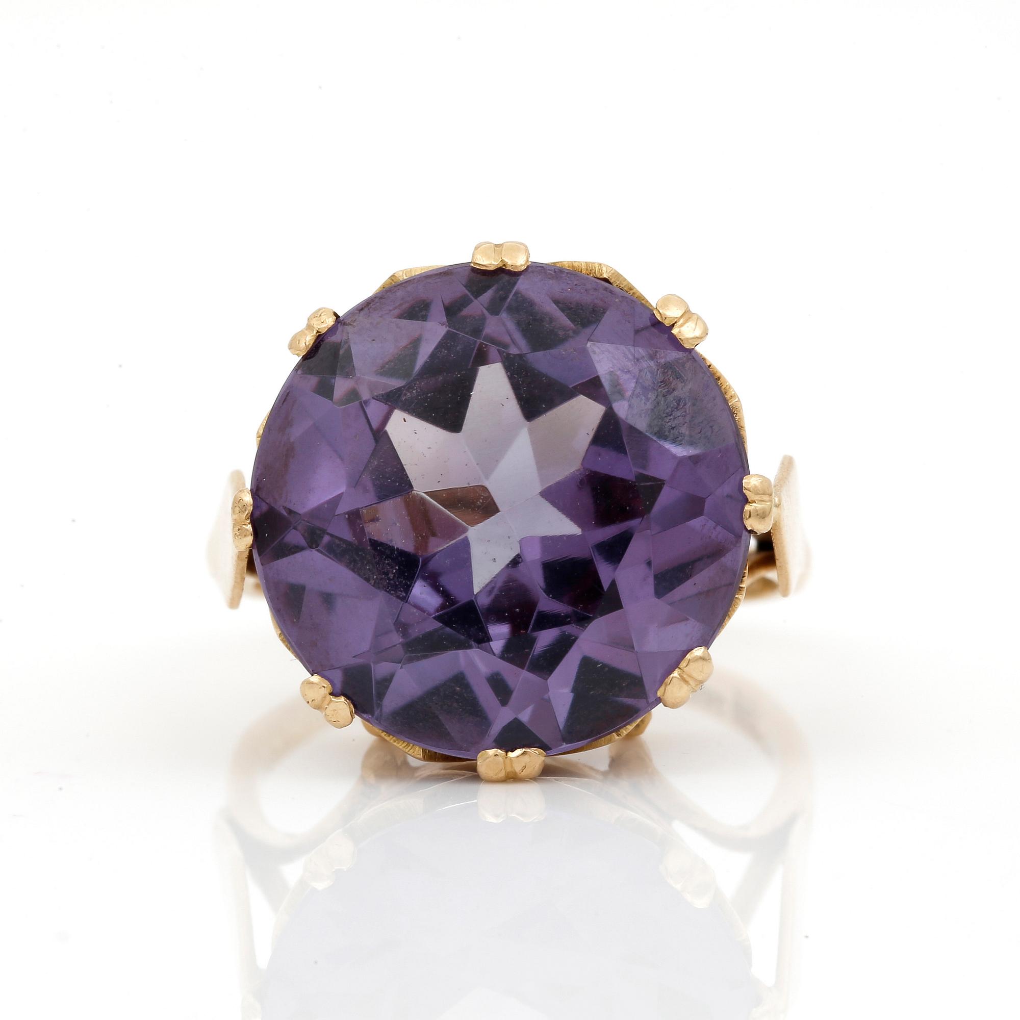 RING, med syntetisk färgförändrad safir, ca 12,80 ct, Stigbert, Stockholm, 1961.