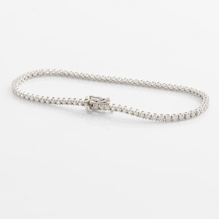 Tennis bracelet with brilliant-cut diamonds.
