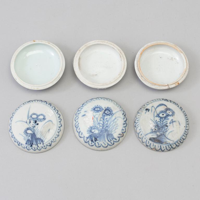 Three blue and white cosmetica boxes with cover, Qing dynasty, Kangxi (1662-1722). 'The Cau Ma shipwreck'.