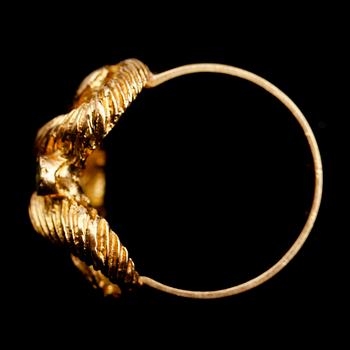 RING, 18 k guld, med ljusgrön sten. Total vikt 7 g.
