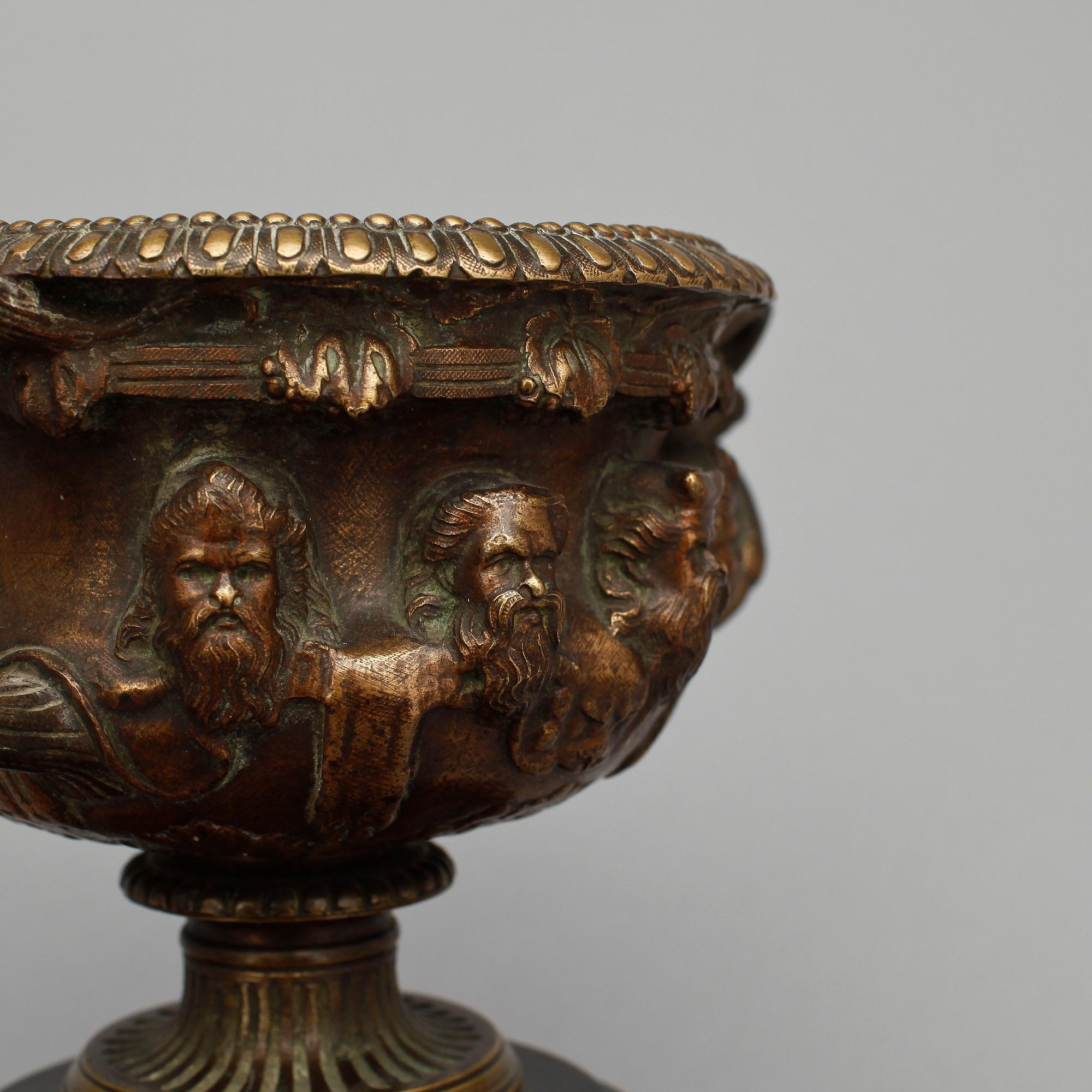 PRYDNADSURNOR, ett par, brons, marmor. Efter "The Warwick vase". Sent 1800-tal.