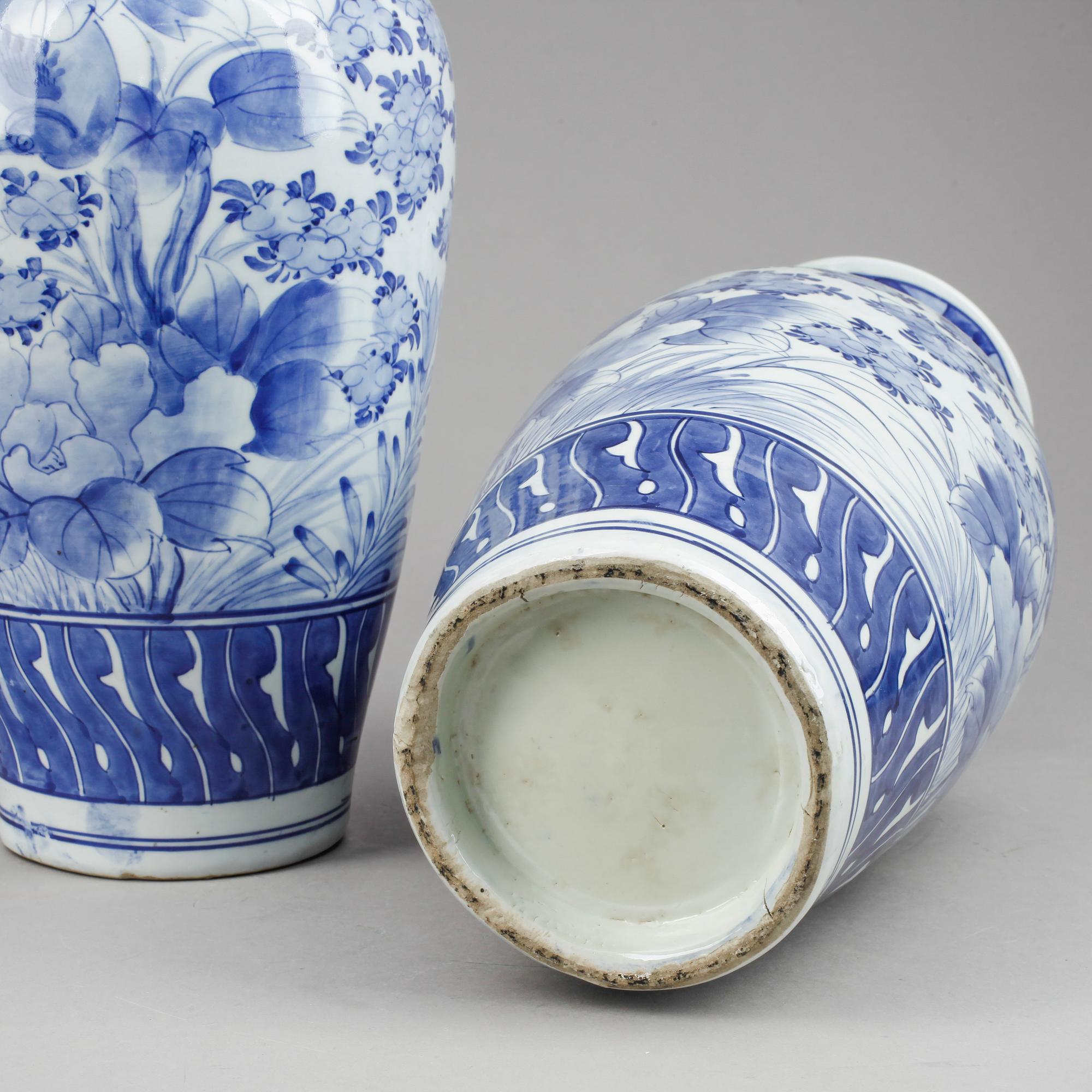 GOLVVASER, ett par, porslin, Japan, 1900-tal.
