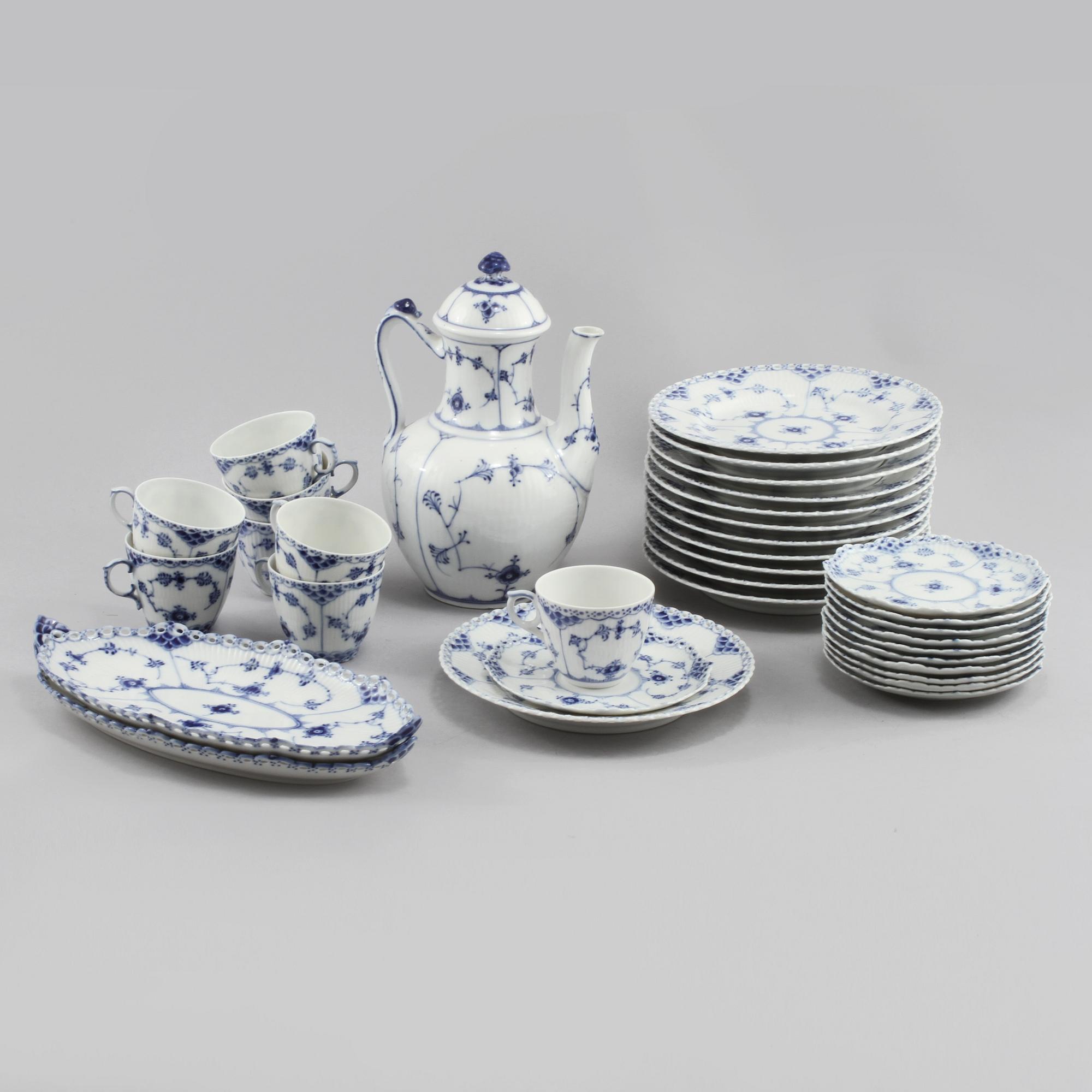 KAFFESERVIS, 23 delar, porslin, "Musselmalet", Royal Copenhagen, 1900-talets andra hälft.