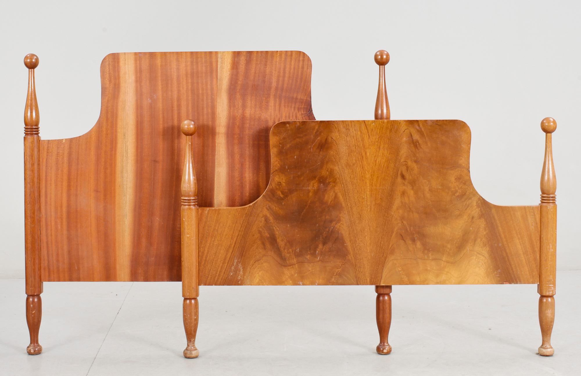 SÄNGGAVLAR, ett par, Josef Frank, Firma Svenskt Tenn.