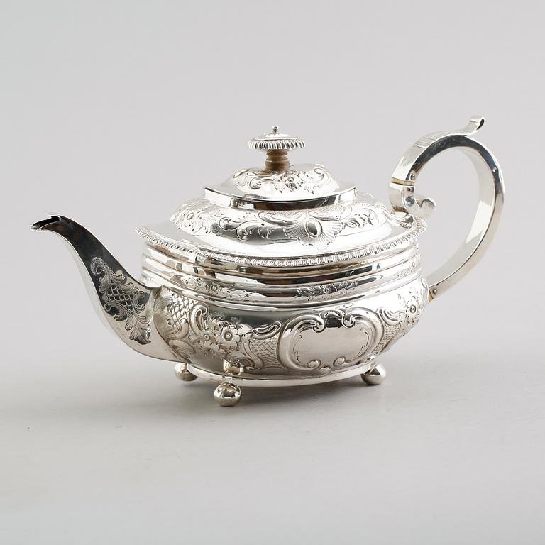 TEKANNA, silver, James Barber & William Whitwell, York 1815. Vikt ca 670 gram.