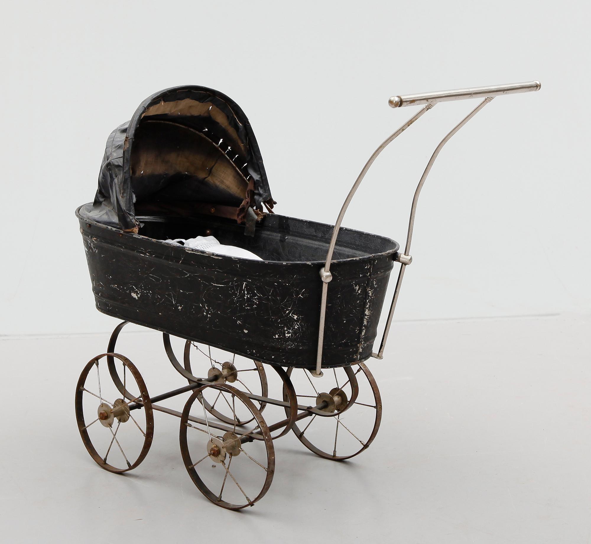 DOCKVAGN, svärtad plåt och metall, sekelskiftet 1900.