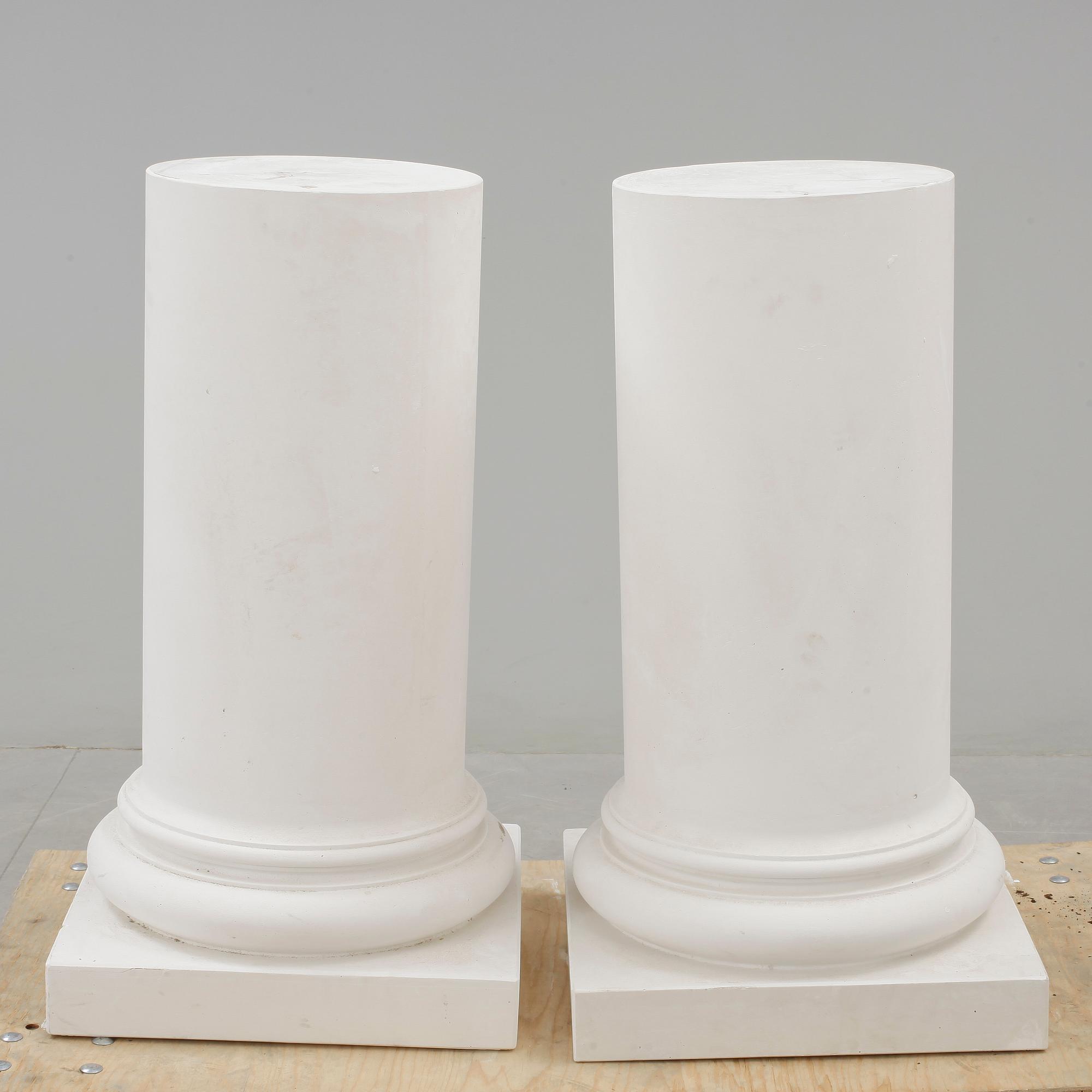 KOLONNER, ett par, gustaviansk stil, 1900-tal.