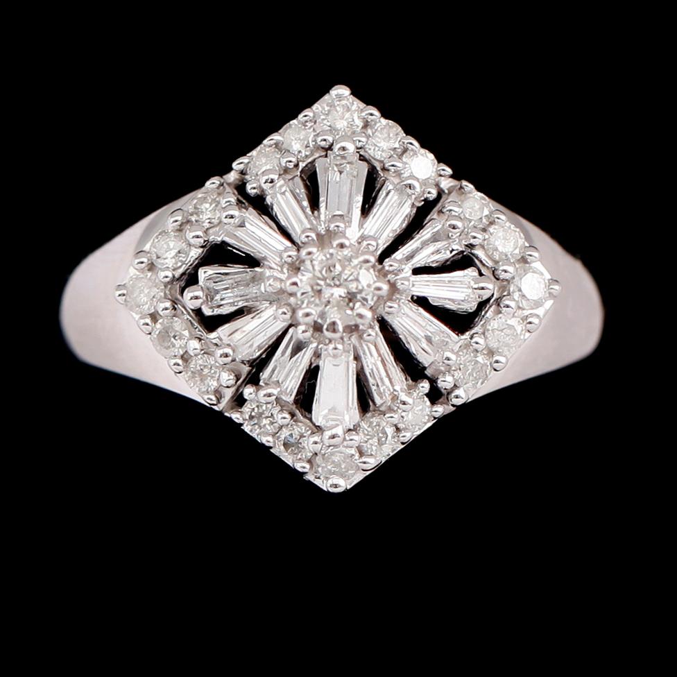 RING, 10 k vitguld, briljant- och baguettslipade diamanter tot 0.65 ct.