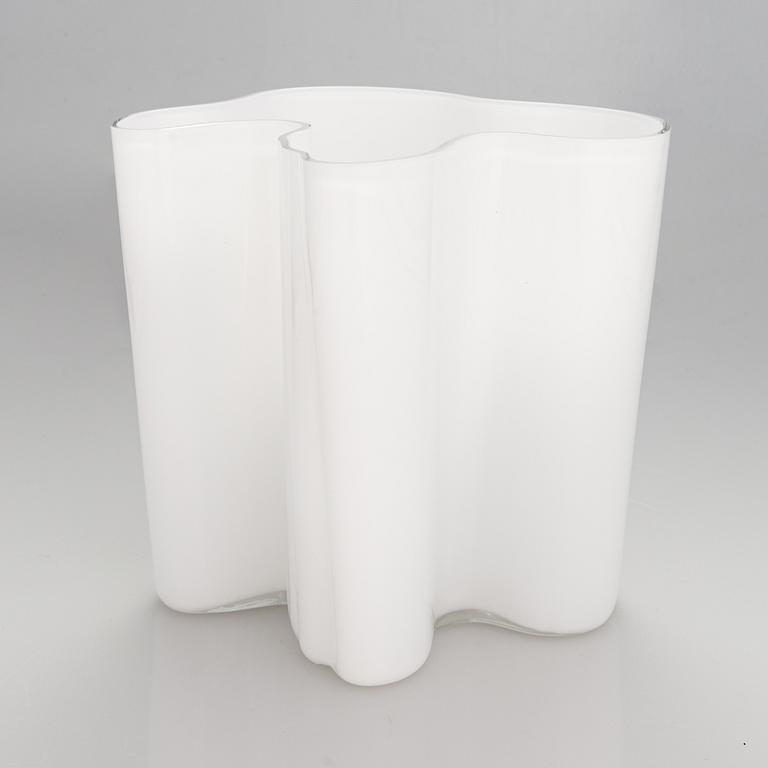 Alvar Aalto, Vase model 3031, signed Alvar Aalto.