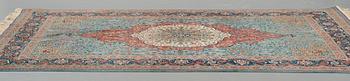 Matta, old Täbris, ca 263,5-266 x 165,5-169,5 cm (samt kortsidorna med 1-1,5 cm blå- och terrakottarandig slätväv).