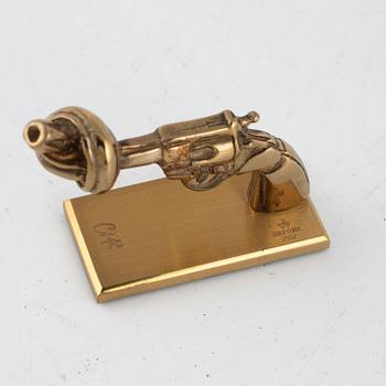 Carl Fredrik Reuterswärd, skulptur, "Non violence", Skultuna.