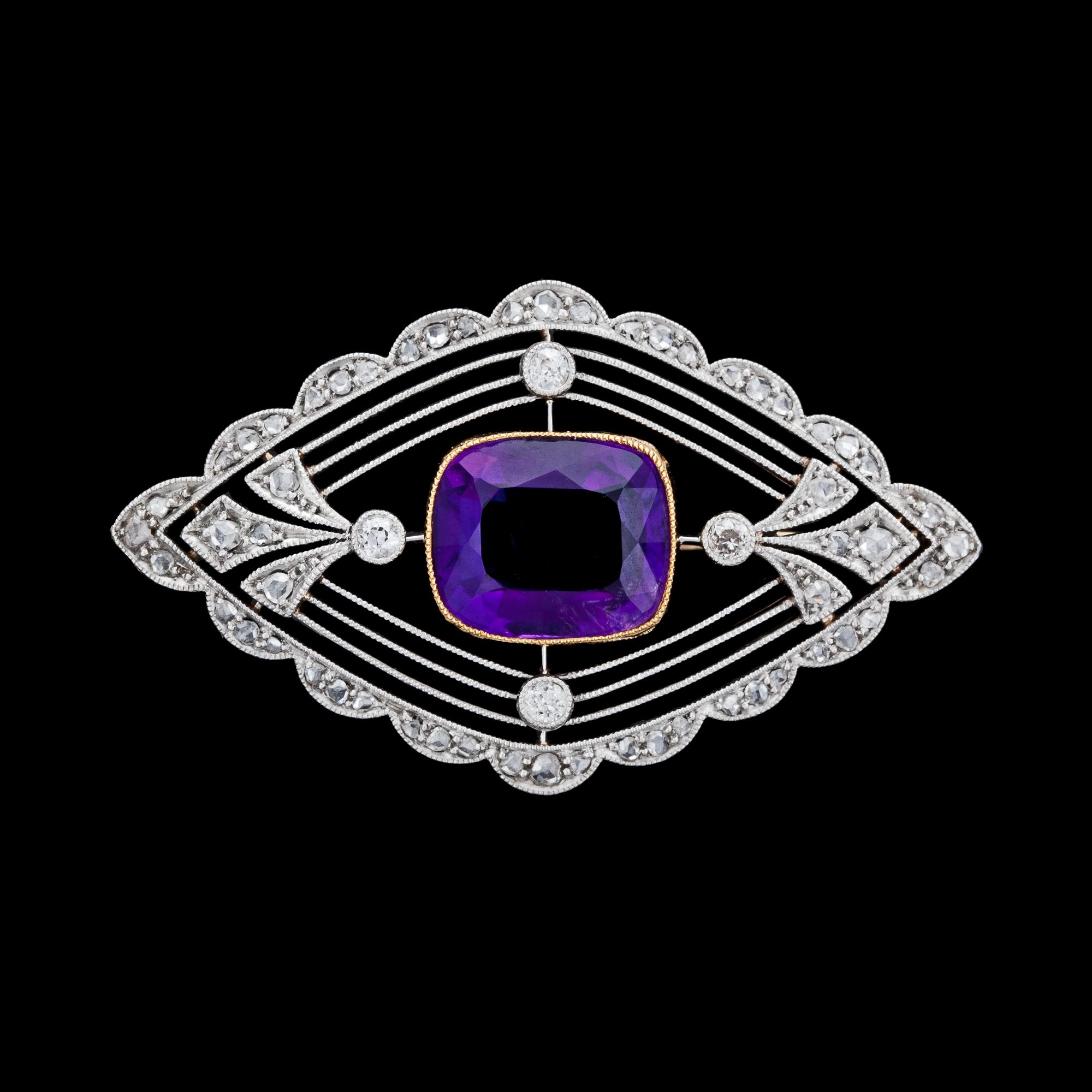 BROSCH, ametist med rosenslipade diamanter, tot. ca 0.50 ct. Ca 1905.