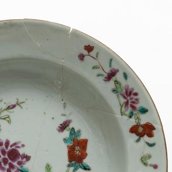 Bålskål, spilkum och bärtallrikar, ett par, porslin. Kina, Qingdynastin, 1700-tal.