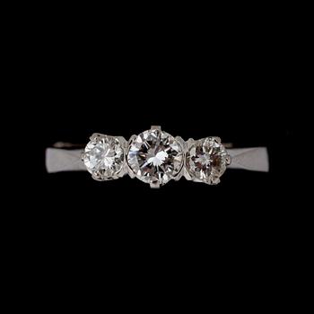 RING, 18 k vitguld med briljantslipade diamanter, totalt ca 0,60 ct. G. Dahlgren, Malmö, 1960. Vikt ca 2,5 g.