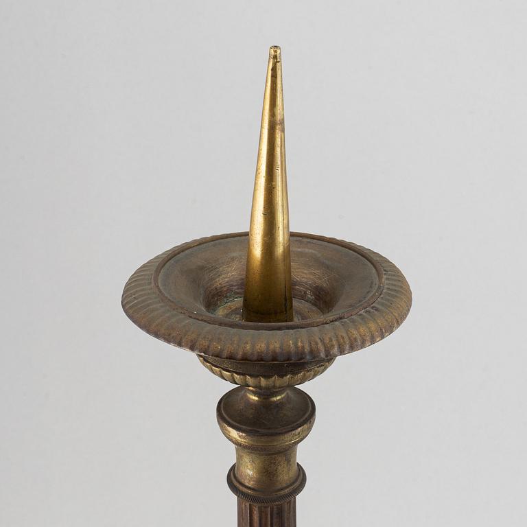 LJUSSTAKAR, ett par, brons, 1700-tal.