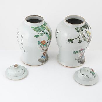 A pair of porcelain covered urns, China, first half of the 20th century.