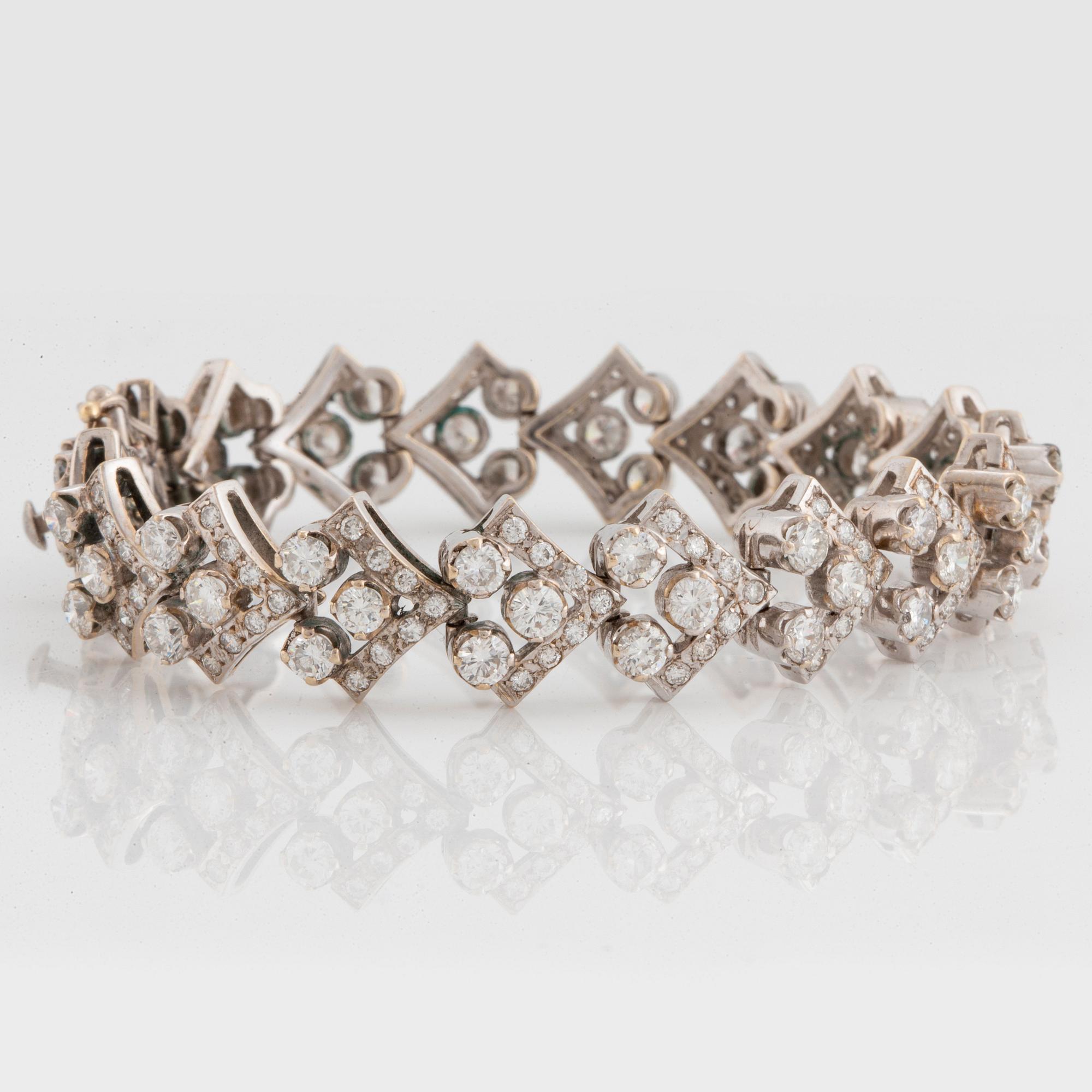 An 18K white gold bracelet set with round brilliant-cut diamonds.