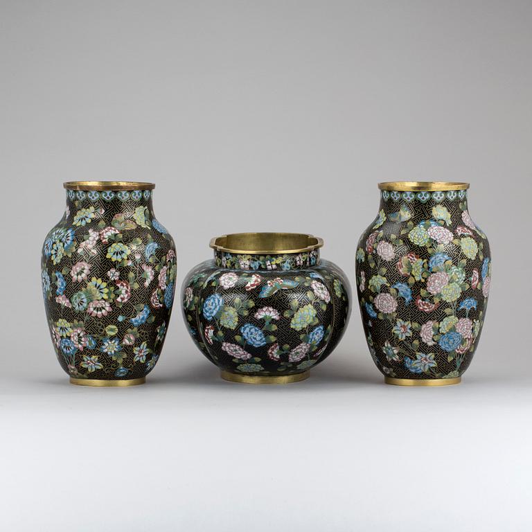 VASER, ett par, samt RÖKELSEKAR, cloissonné, Kina, 1900-tal.