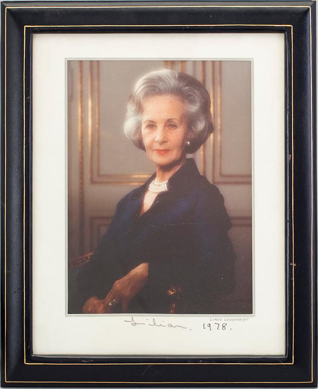 KUNGLIGA FOTOGRAFIER MED AUTOGRAF, 2 st, Prins Bertil och Prinsessan Lilian, daterade 1976 respektive 1978.
