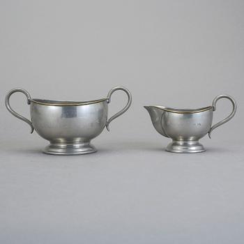 MJÖLKKANNA samt SOCKERSKÅL, två delar, tenn, Svenskt Tenn, 1900-talets första hälft / mitt.
