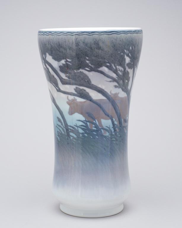 A Gotfred Rude porcelaine vase, Royal Copenhagen, 1919.