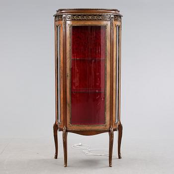 VITRINSKÅP, rokokostil, 1900-talets andra hälft.