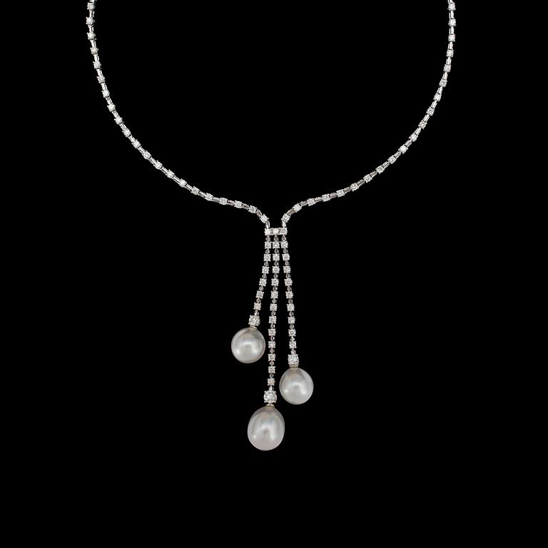 A cultured South sea and brilliant cut diamond necklace, tot. app. 2.20 cts.