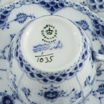 KAFFESERVIS, 33 delar, porslin, "Musselmalet" Royal Copenhagen, Danmark, 1900-talets andra hälft.