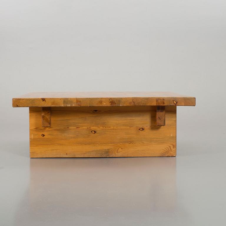 A PINE SOFA TABLE BY ROLAND WILHELMSSON FOR KARL ANDERSSON.