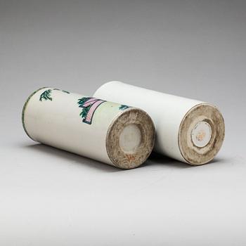 PENSELVASER, 2 st, porslin, Kina, 1900-tal och modern tillverkning.