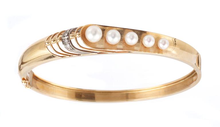 BRACELET, gold with 5 cultured pearls and small diamonds.