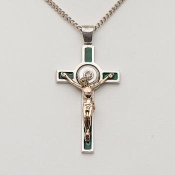 RIIPUS, hopeaa ja 14K kultaa sekä emalia, timantti 0,25 ct. Paino 16,8 g.