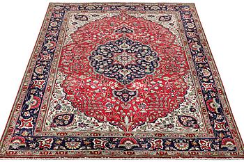 A Tabriz carpet, c. 300 x 202 cm.