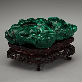 A malachite brush washer in the shape of lotus and lingzhi, Qing dynasty (1664-1912).