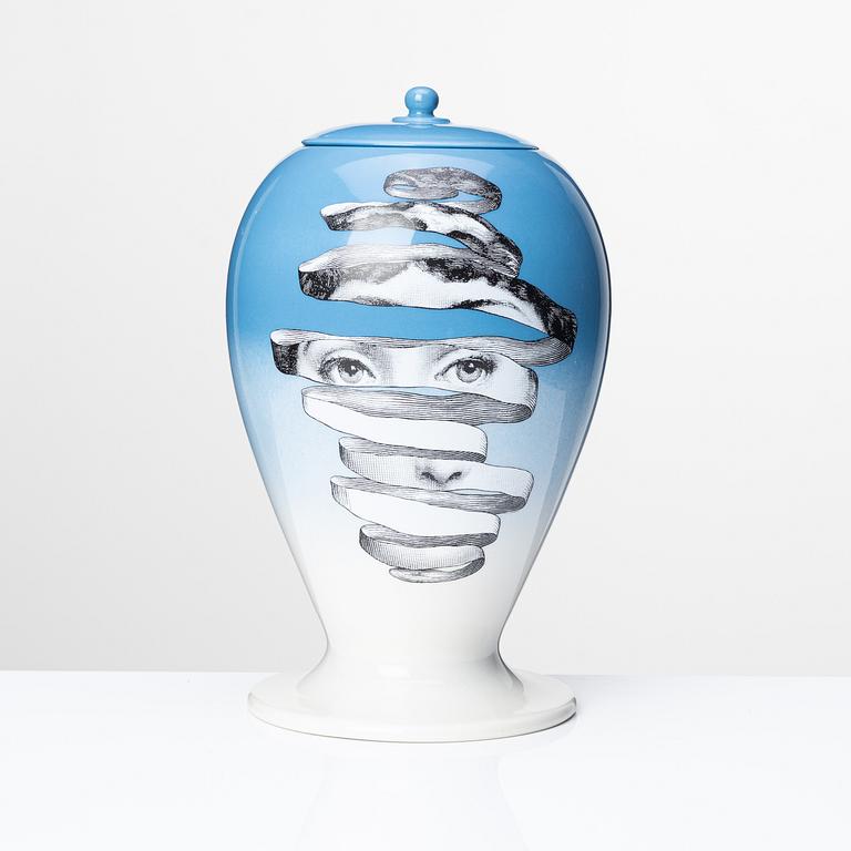 Piero Fornasetti, urna med lock ”Melafiscio”, Bitossi Ceramiche, Italien, ed 88/399, ca 2010.