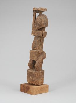 FETISCH. Trä. Tellem/Dogon-stammen. Mali 1800-talets mitt - andra hälft. Höjd 30,5 cm.