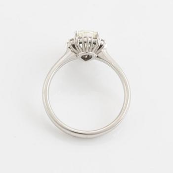 Ring med droppformad diamant 1,20 ct, med GIA report.