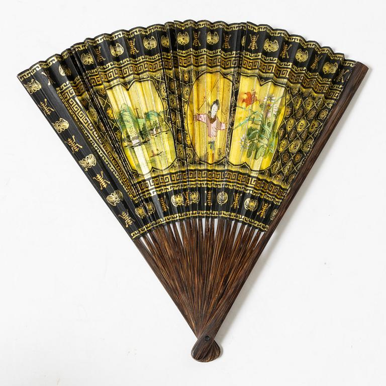 Två solfjädrar, fyra broderade fodral samt liten väska, sen Qingdynasti/tidigt 1900-tal.