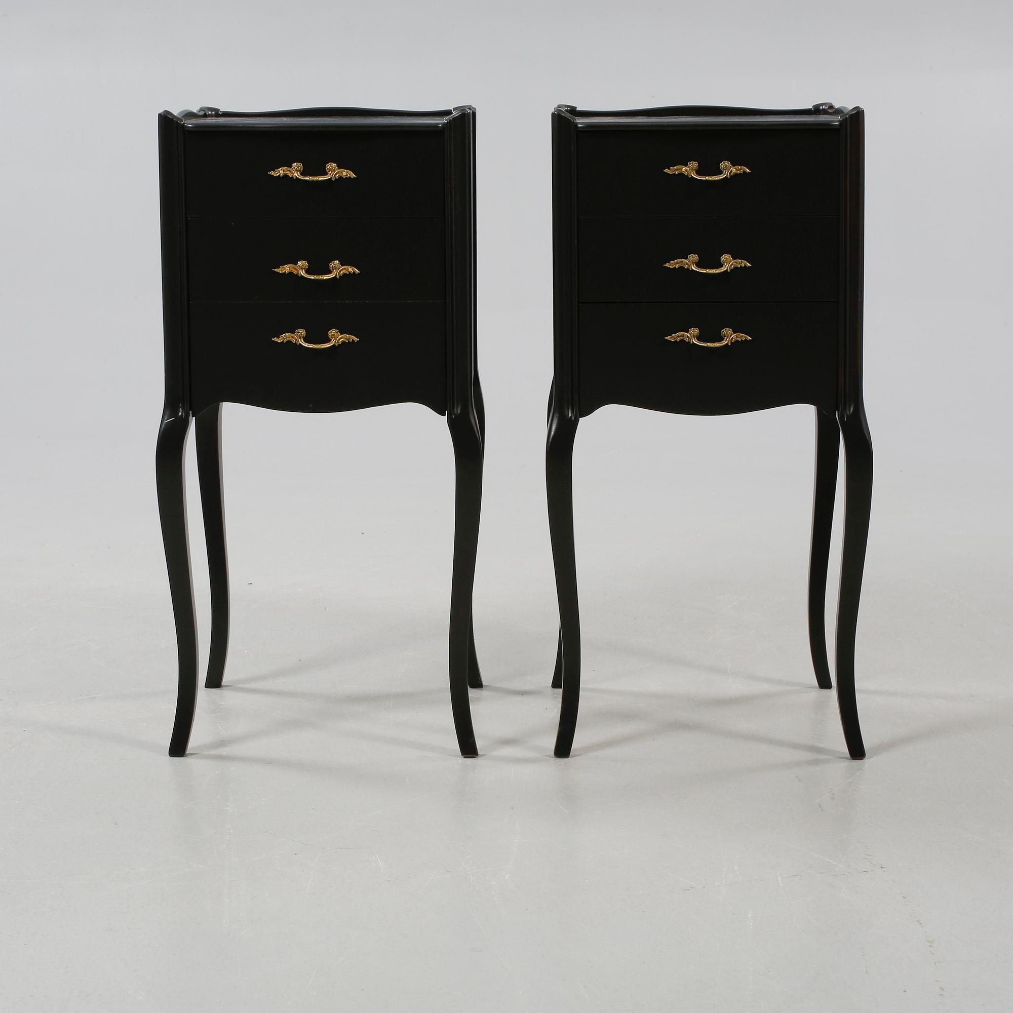 SÄNGBORD, ett par, rokokostil, 1900-talets andra hälft.