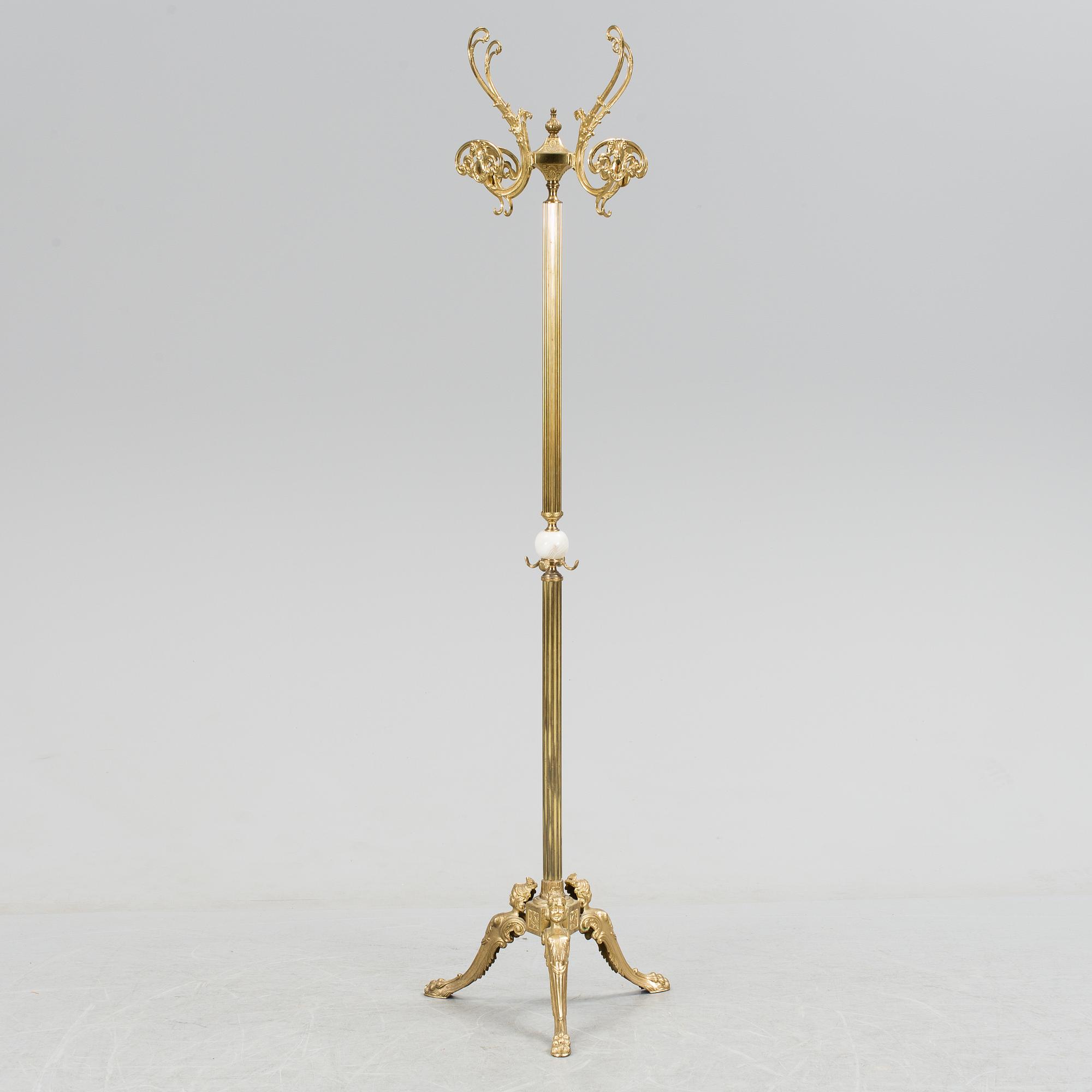 A mid-20th century hat stand.
